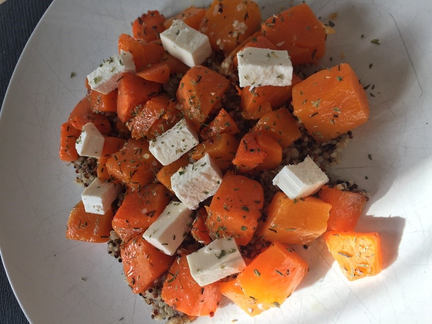 HERFST SALADE MET QUINOA, POMPOEN EN FETA