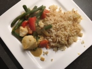 Koolhydraatarme Thaise curry met bloemkool rijst en kabeljauwfilet