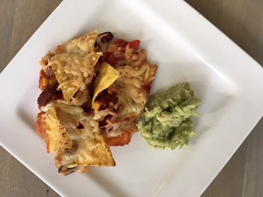 mexicaanse bonenschotel met tortillachips