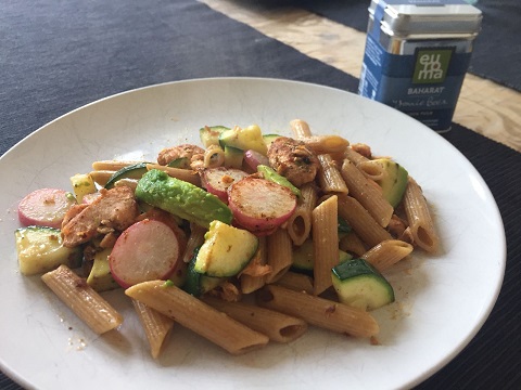 Penne met zalm en verschillende groenten