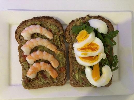 Geroosterd brood met guacamole en garnalen