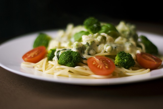 Noedels met zalm en roergebakken groente