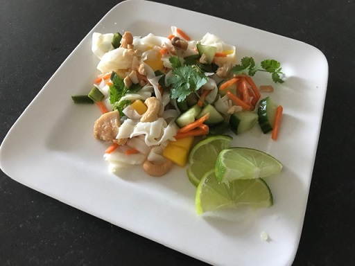 Thaise maaltijdsalade met kip, cashewnoten en rijstnoedels